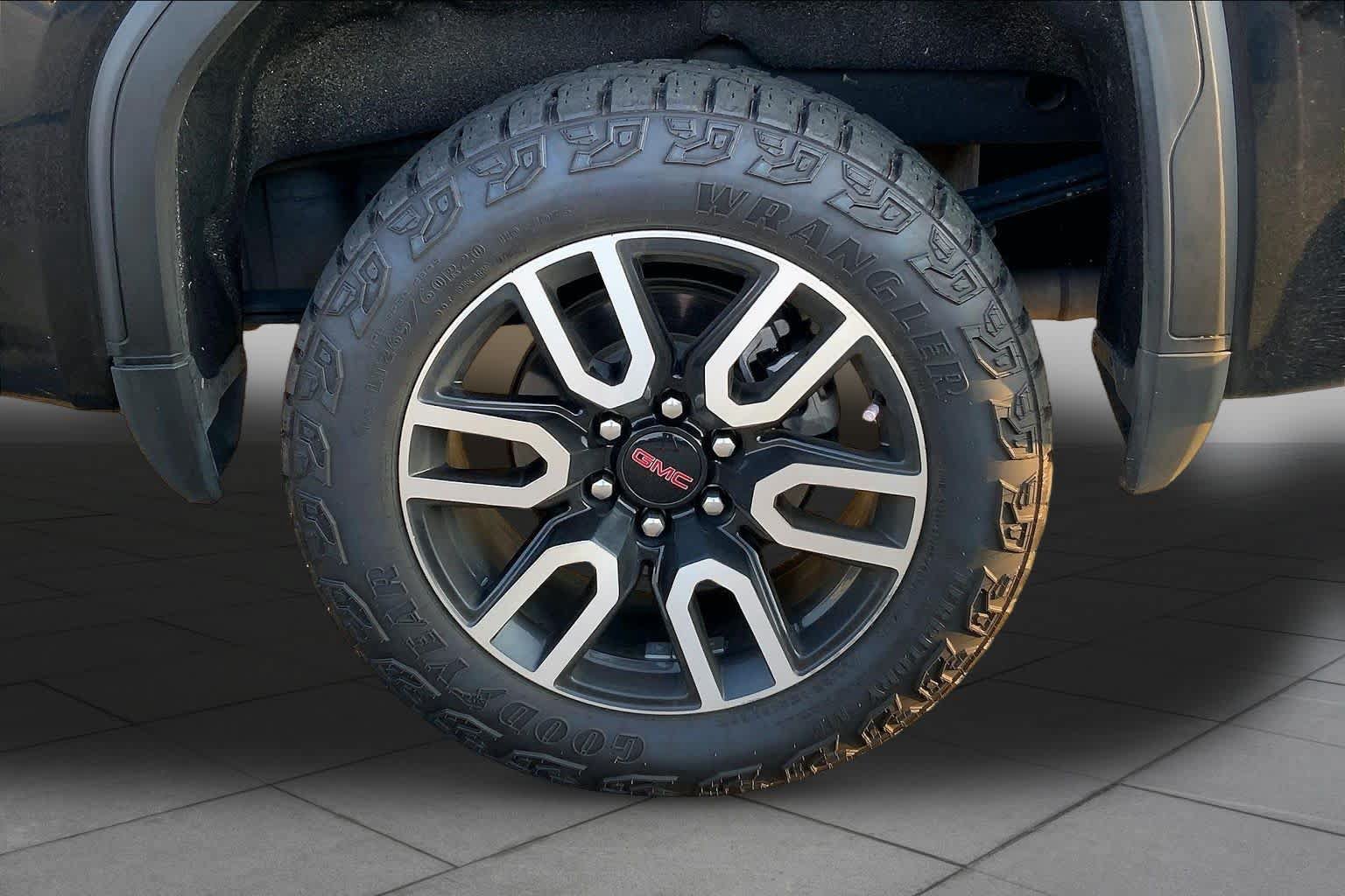 Used 2023 GMC Sierra 1500 AT4 w/ AT4 Premium Package AWD/4WD image 11