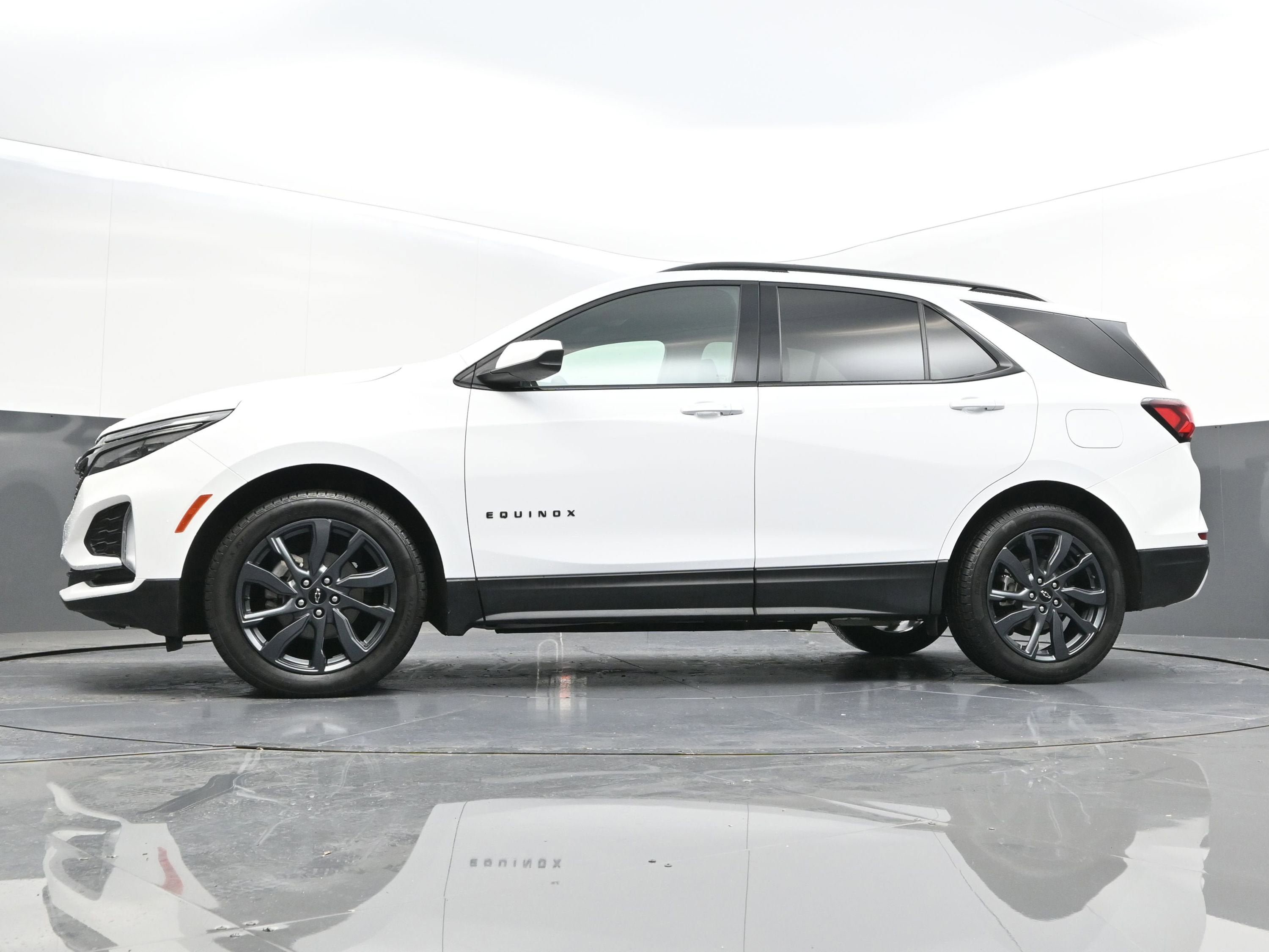 Used 2023 Chevrolet Equinox RS FWD image 39