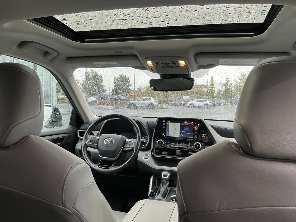 Used 2020 Toyota Highlander XLE AWD/4WD image 23