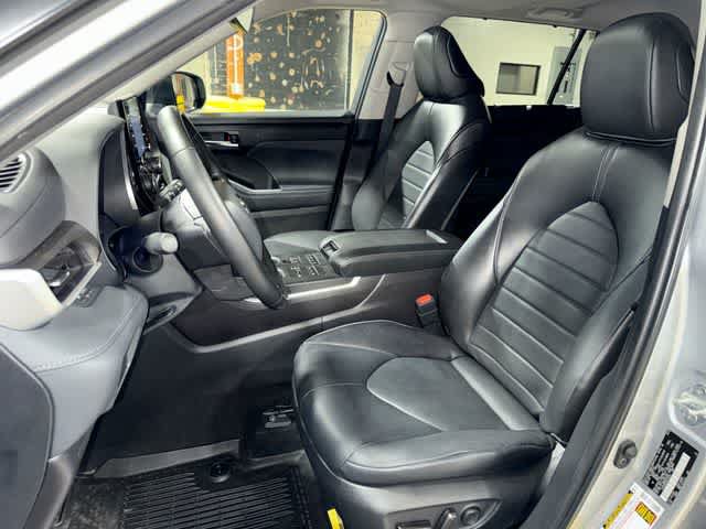 Used 2022 Toyota Highlander XLE AWD/4WD image 15