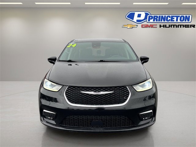 Used 2024 Chrysler Pacifica Touring-L image 2