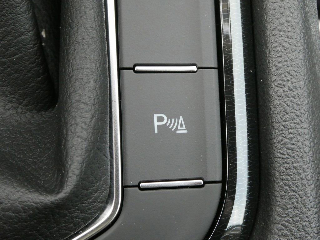 Certified 2025 Volkswagen Taos SE image 17