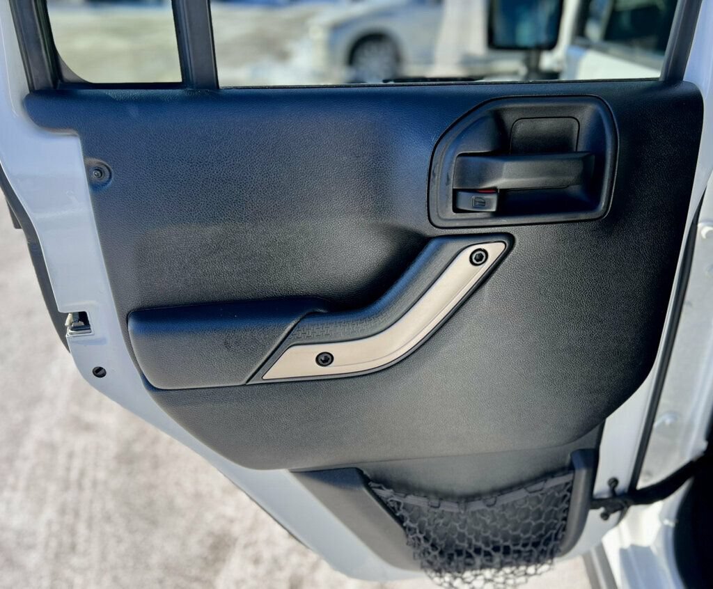 Used 2016 Jeep Wrangler Unlimited Sahara AWD/4WD image 15