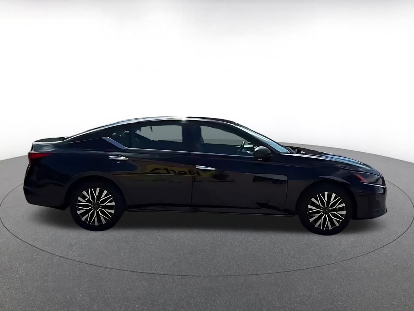 Used 2025 Nissan Altima 2.5 SV FWD image 12
