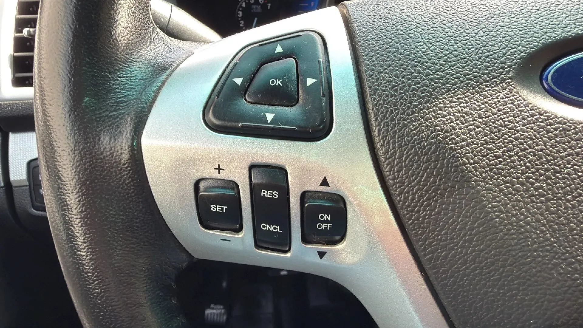 Used 2014 Ford Explorer XLT w/ Equipment Group 202A AWD/4WD image 12