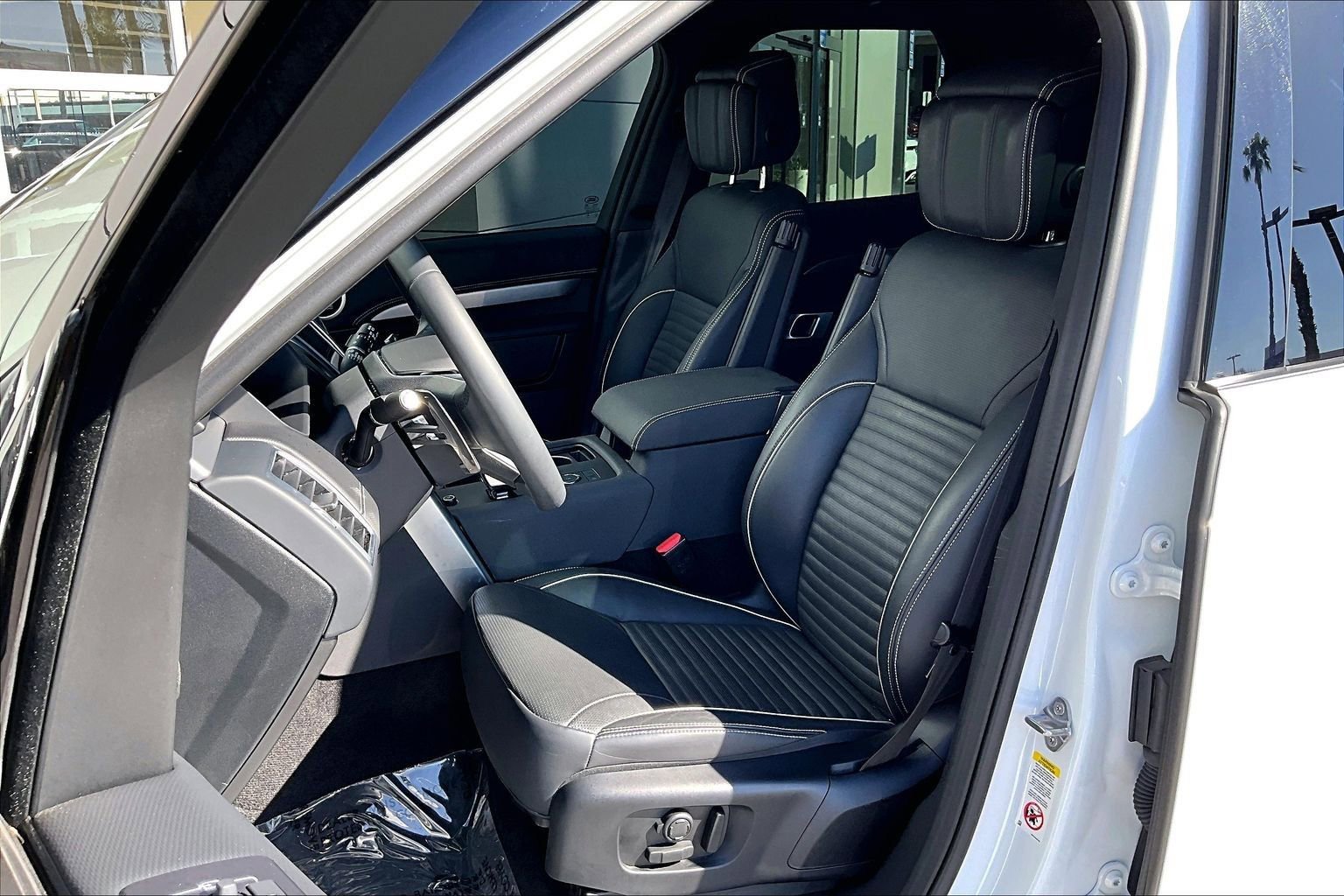 Used 2024 Land Rover Discovery Dynamic SE image 24