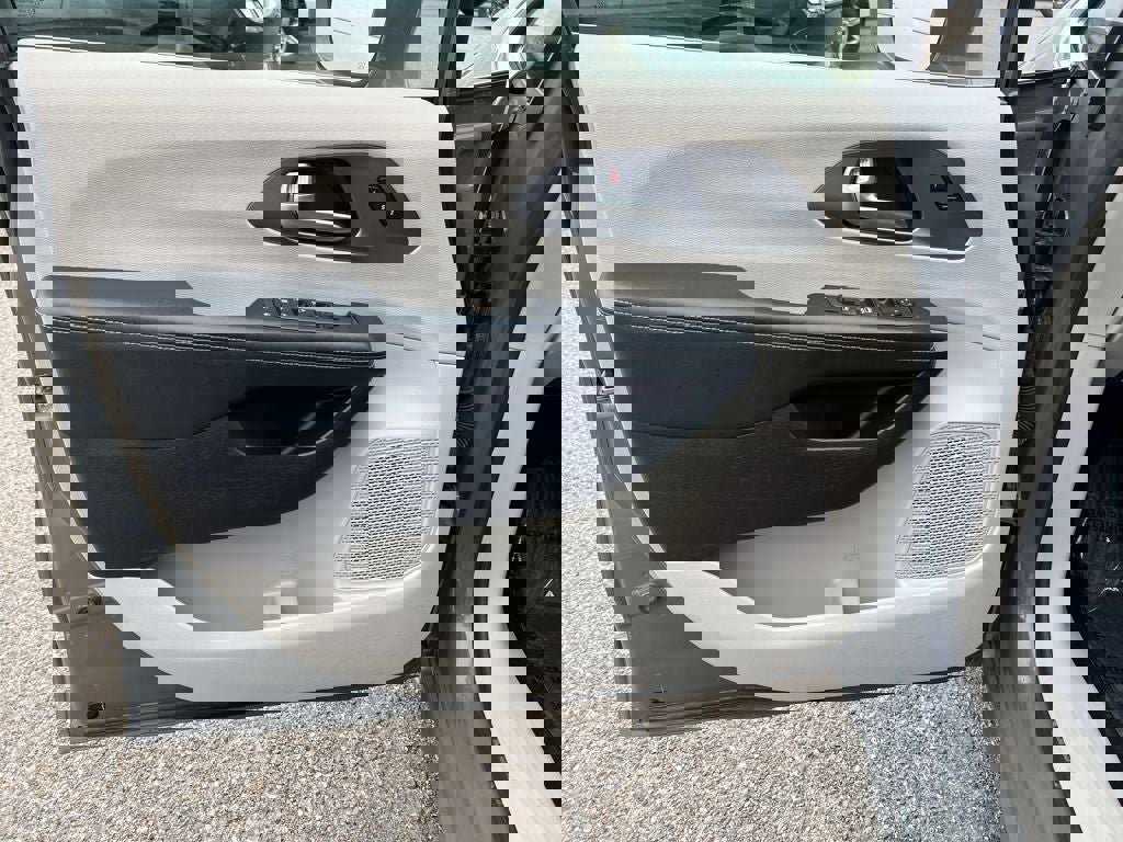 Used 2022 Chrysler Pacifica Touring-L image 13