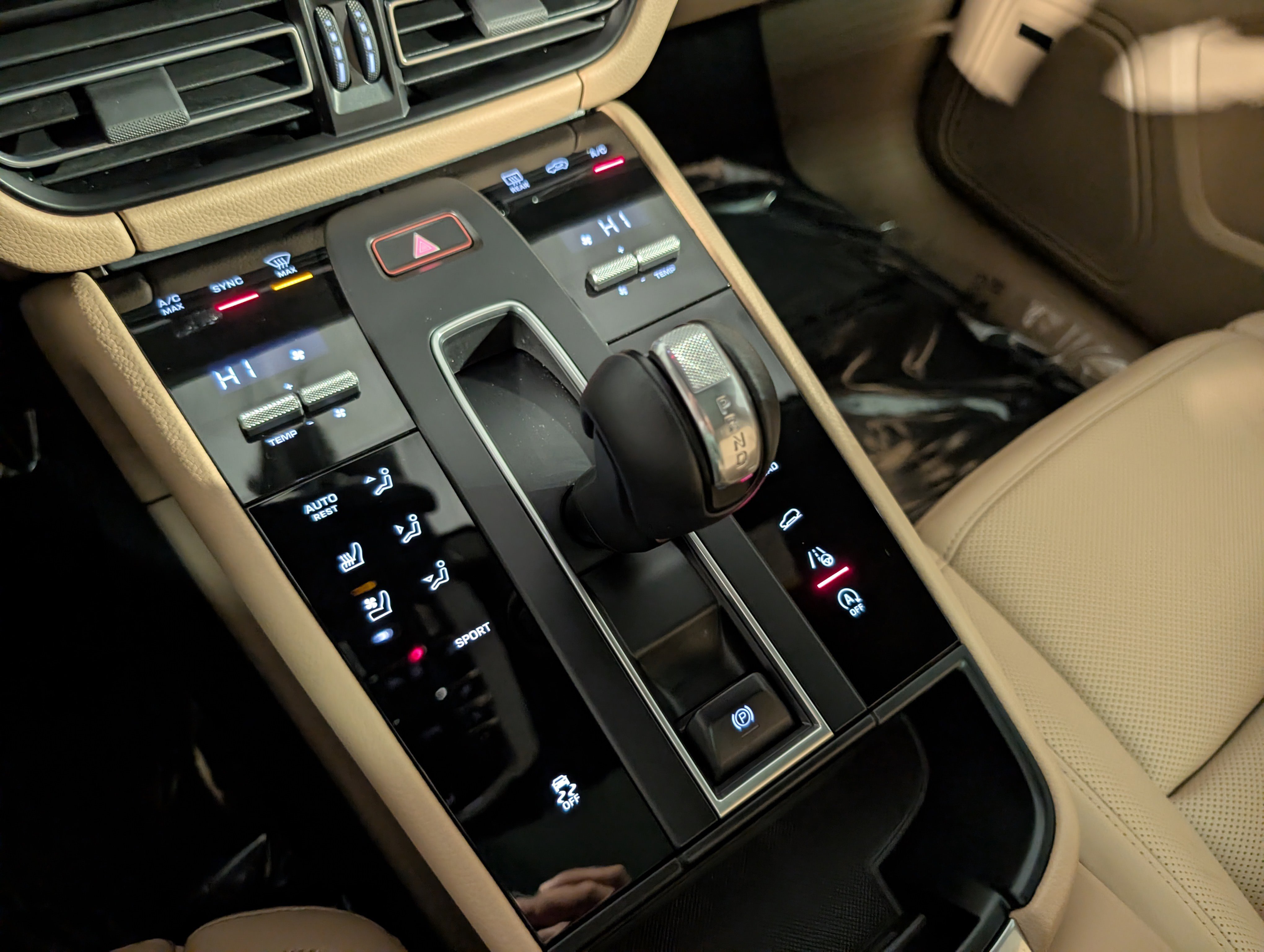 Certified 2025 Porsche Macan image 38