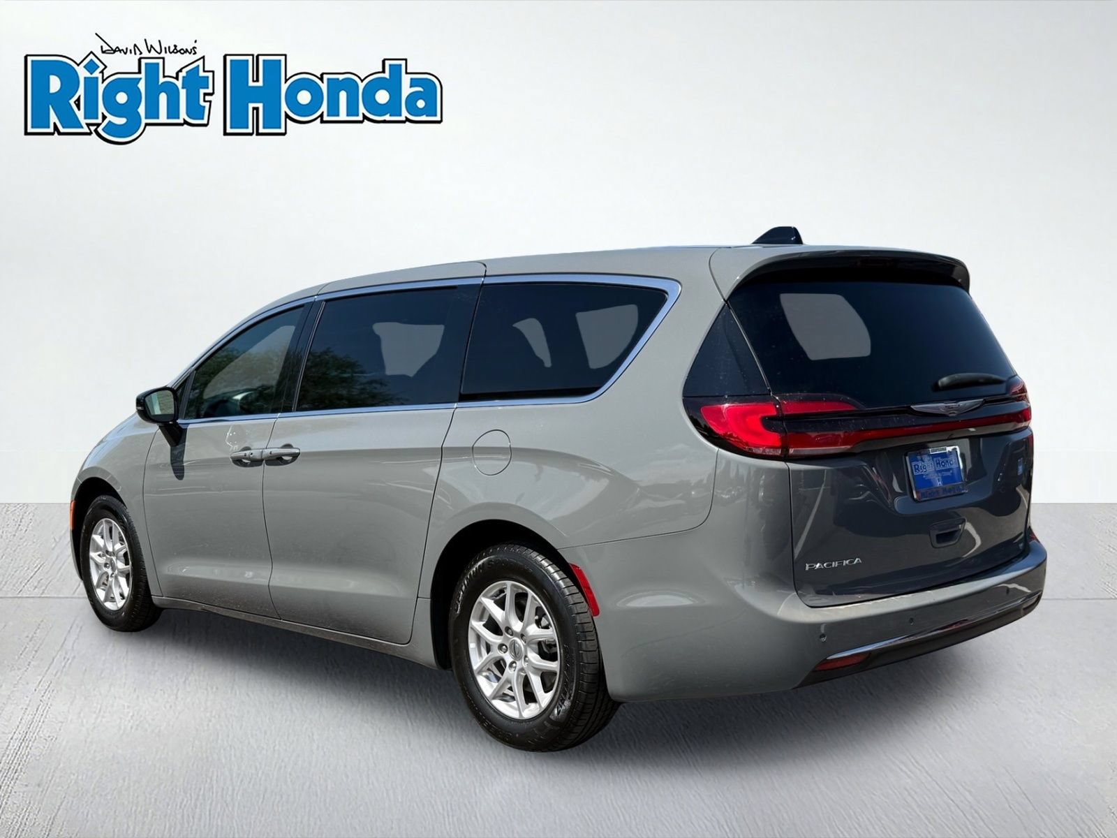 Used 2025 Chrysler Pacifica Select FWD image 4