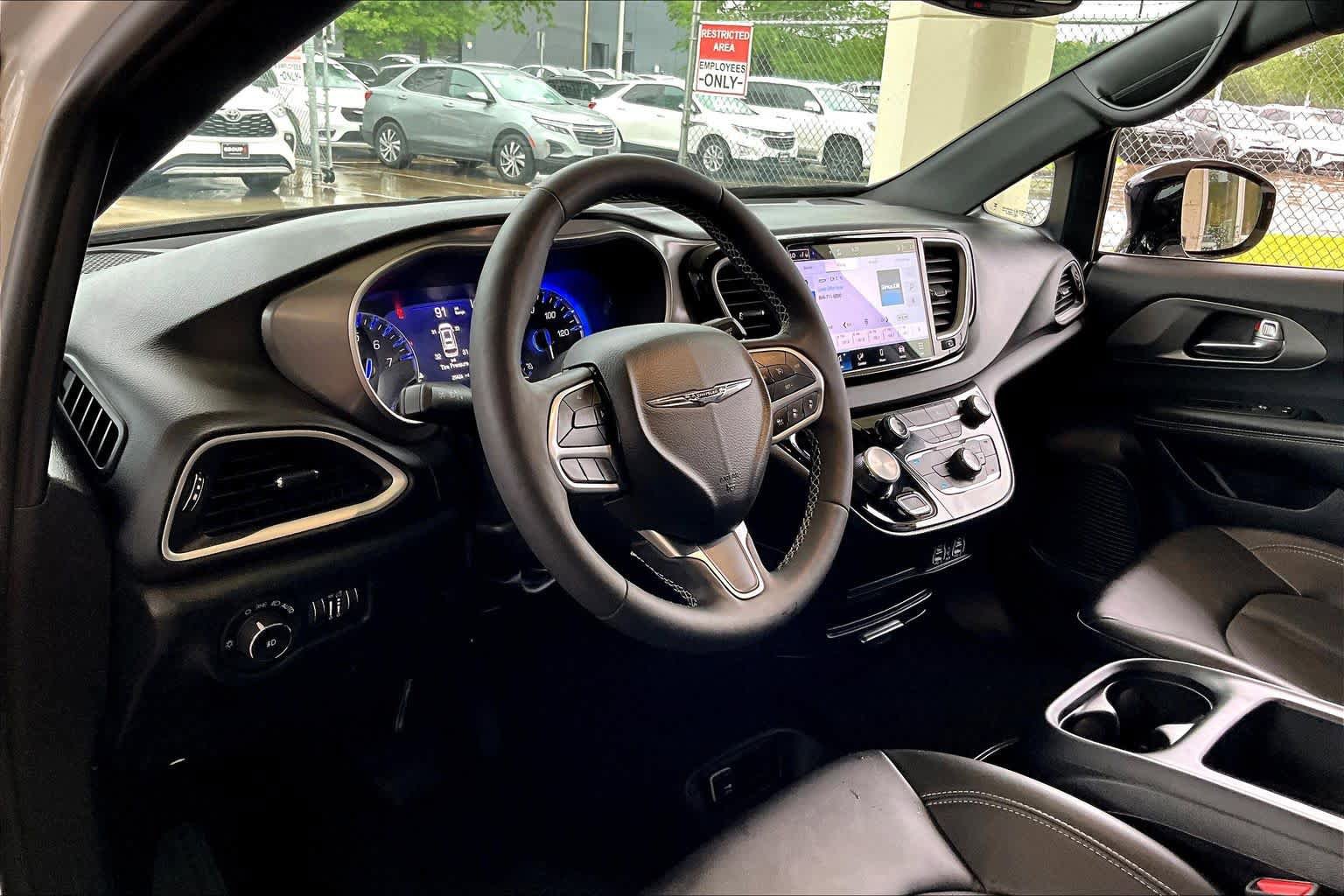 Used 2025 Chrysler Pacifica Select image 15