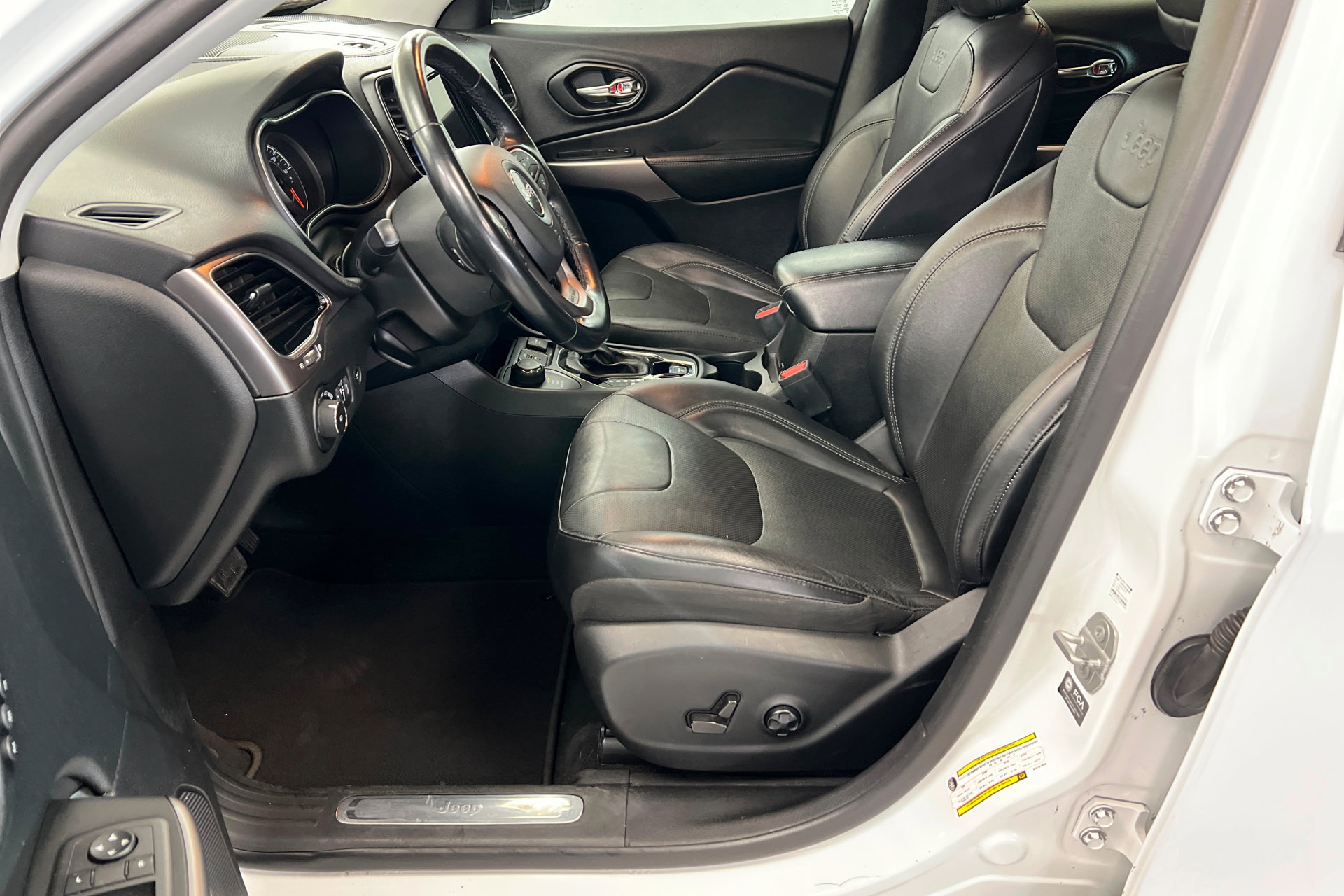 Used 2021 Jeep Cherokee Limited image 17