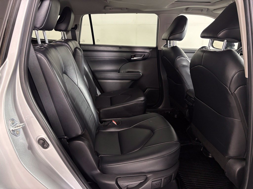 Used 2024 Toyota Highlander XLE FWD image 42