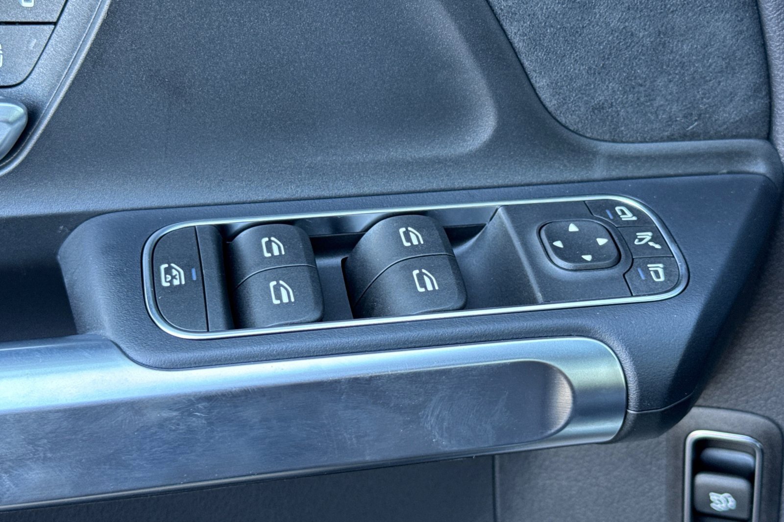 Used 2024 Mercedes-Benz EQB 300 4MATIC image 13