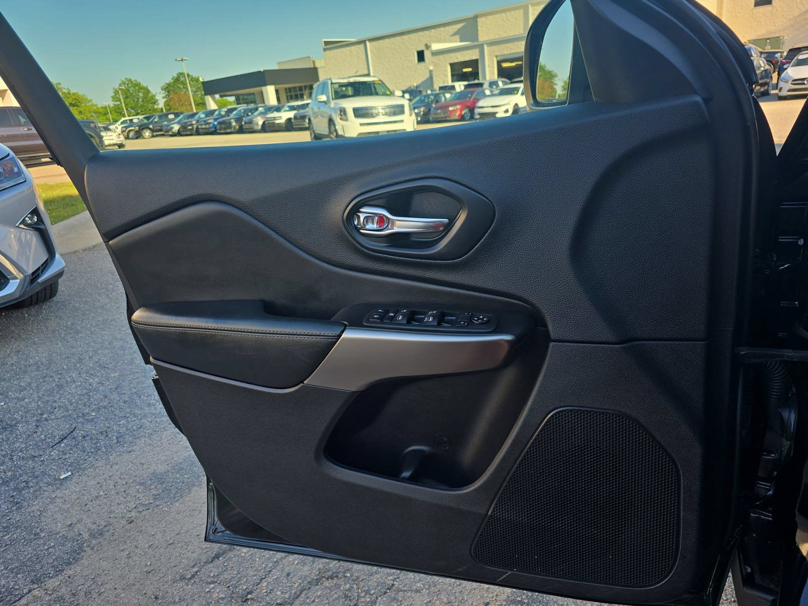 Used 2021 Jeep Cherokee Latitude Lux w/ Sun & Sound Group FWD image 27