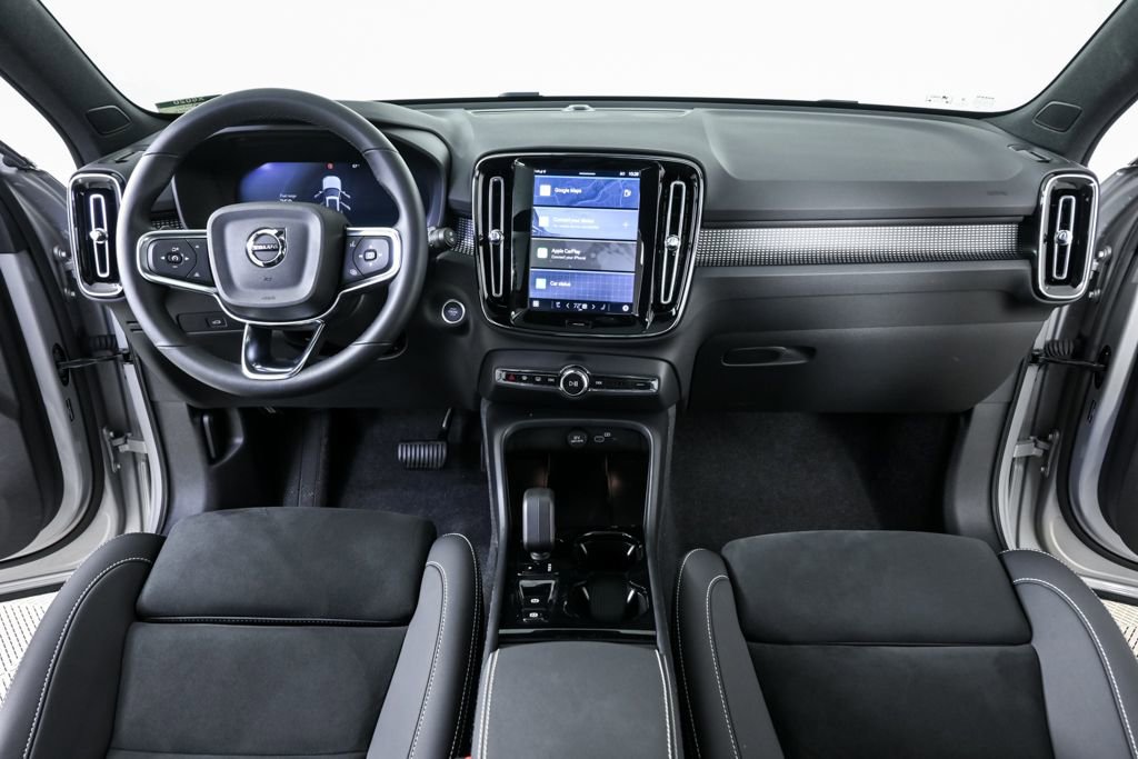 Certified 2025 Volvo XC40 B5 Plus image 19