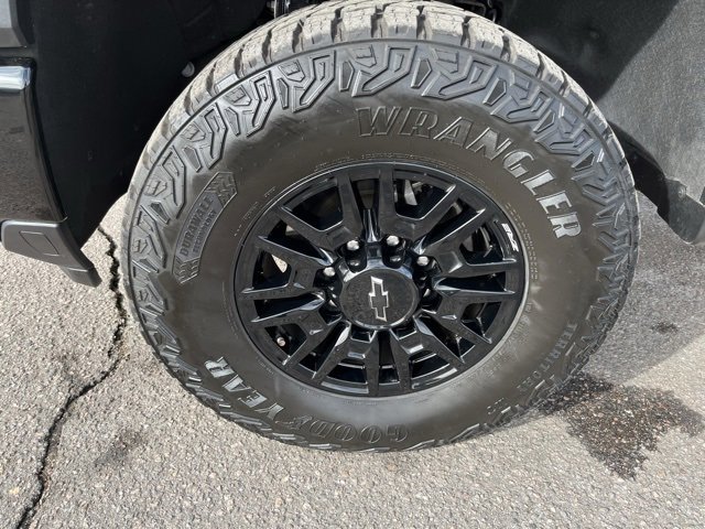 Used 2025 Chevrolet Silverado 2500 ZR2 w/ Technology Package image 9