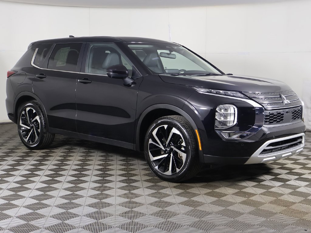 Used 2024 Mitsubishi Outlander SE image 2