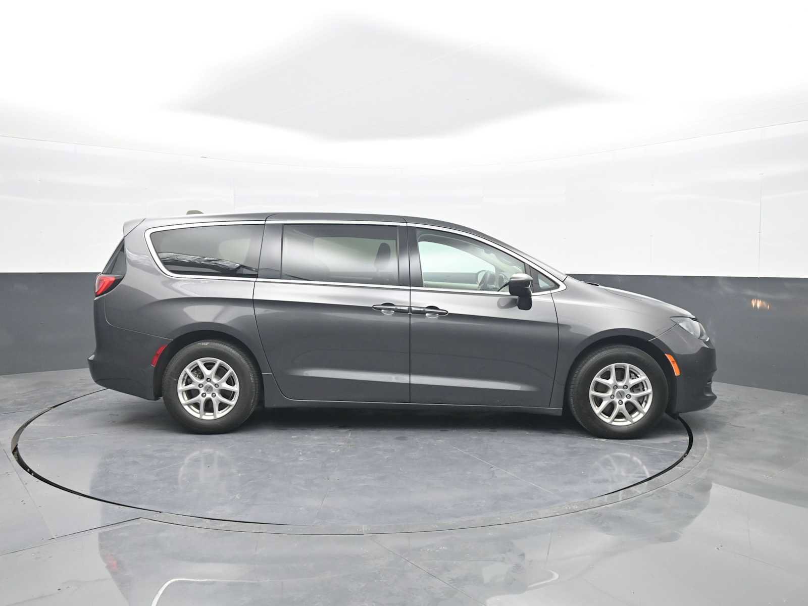 Used 2023 Chrysler Voyager LX FWD image 9