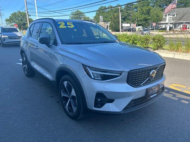 Certified 2025 Volvo XC40 B5 Plus AWD/4WD image 6