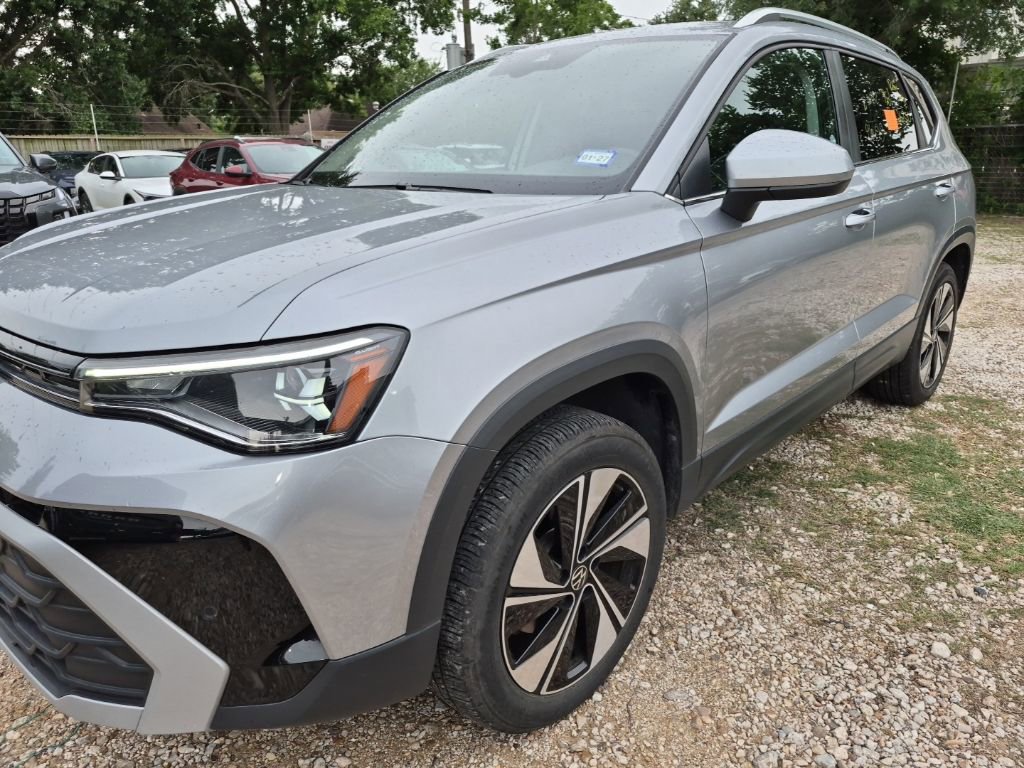 Used 2025 Volkswagen Taos SE AWD/4WD image 1
