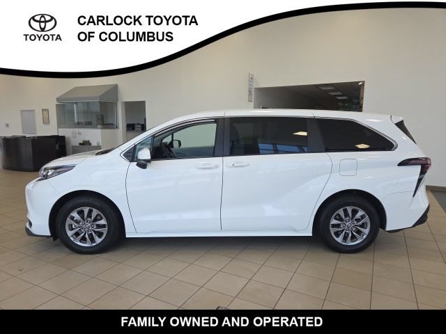 Used 2026 Toyota Sienna LE FWD image 2