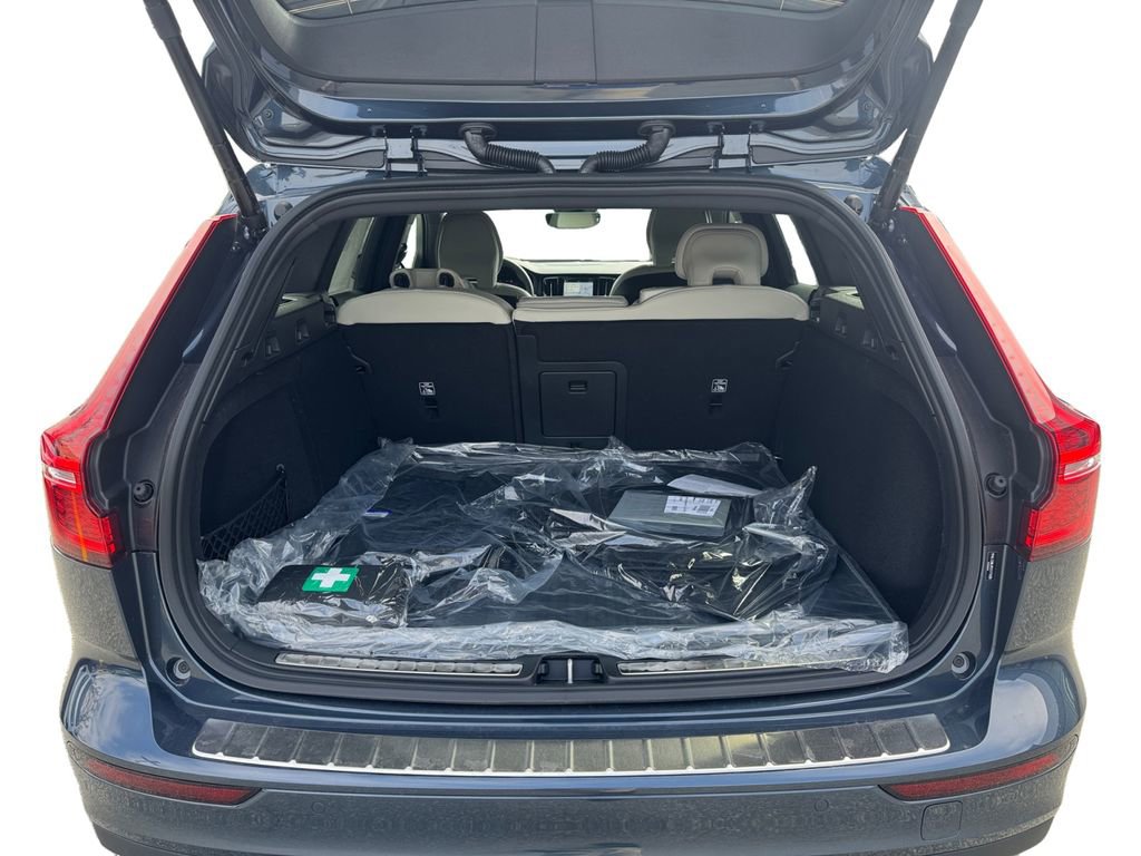 New 2026 Volvo V60 B5 Cross Country Ultra w/ Protection Package Premier image 5