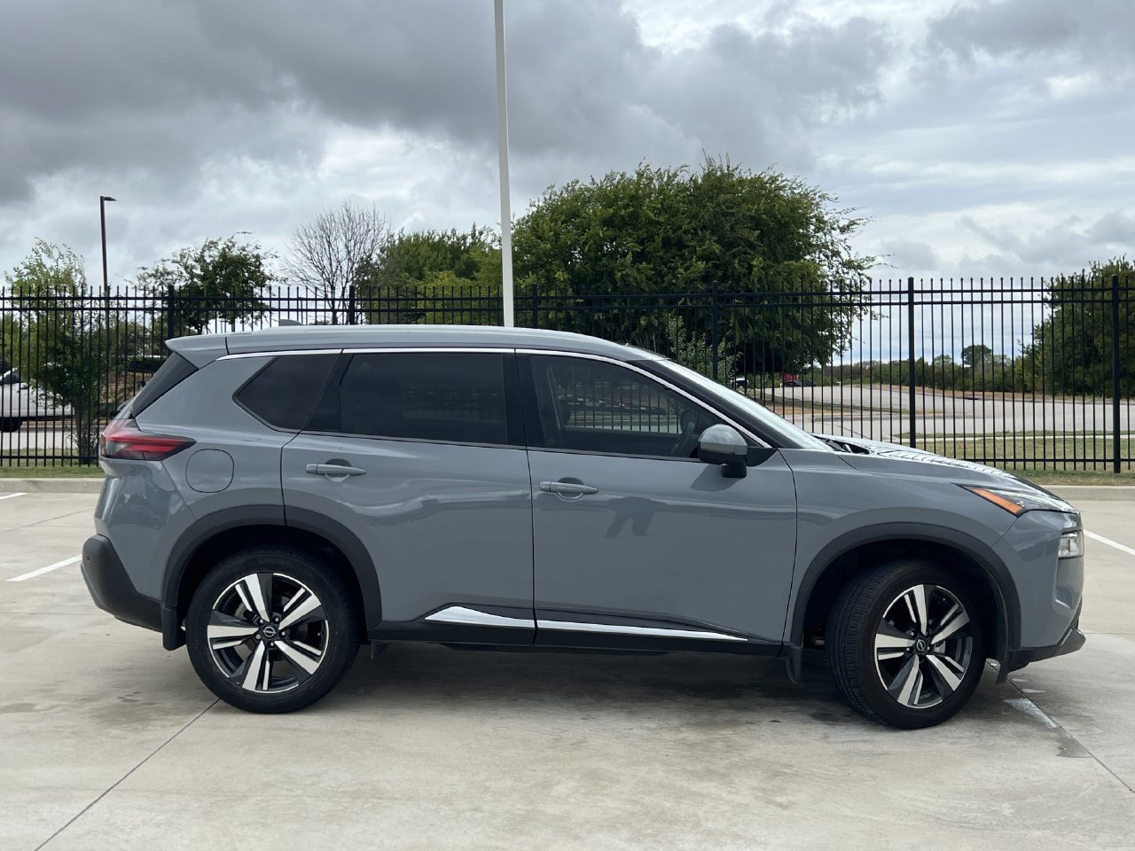 Used 2023 Nissan Rogue SL FWD image 3