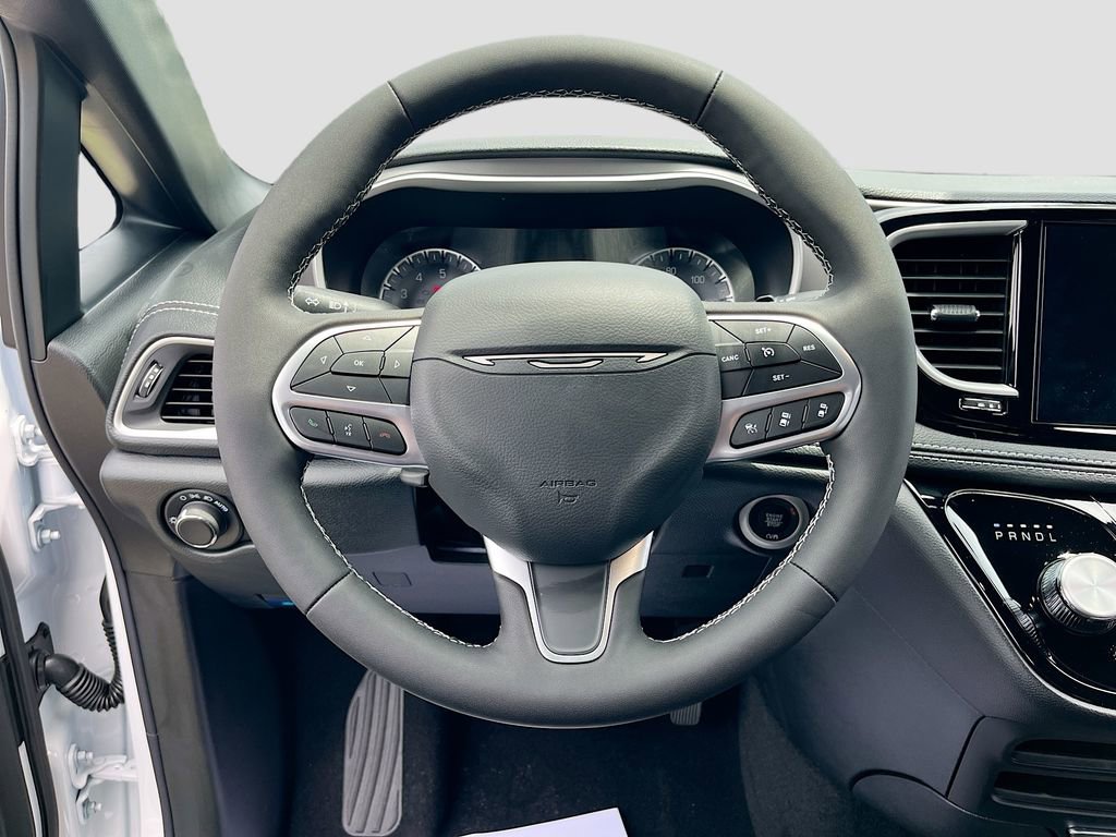 New 2027 Chrysler Pacifica Select FWD image 11