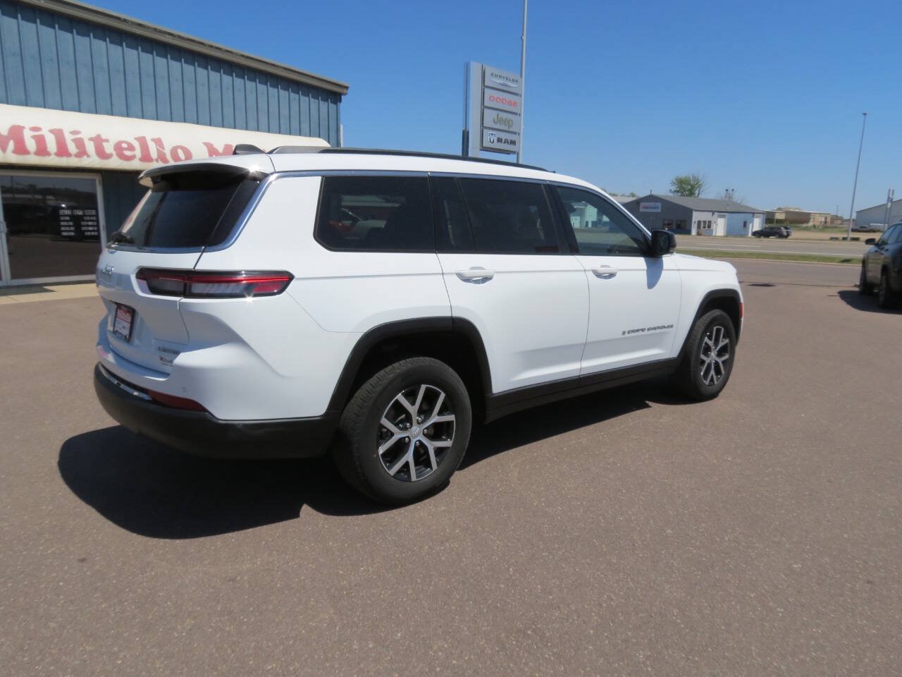 Used 2024 Jeep Grand Cherokee L Limited w/ Luxury Tech Group II AWD/4WD image 4