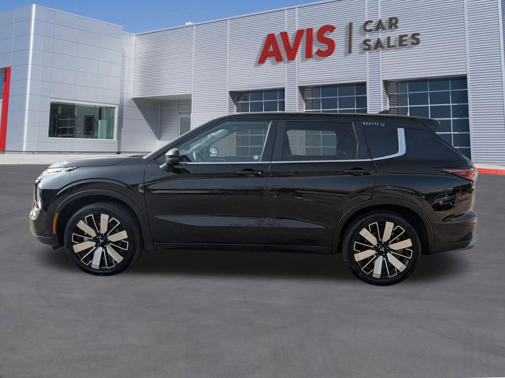 Used 2025 Mitsubishi Outlander SE FWD image 2