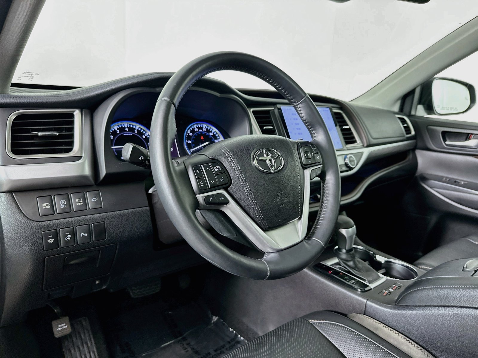 Used 2017 Toyota Highlander Limited Platinum FWD image 10