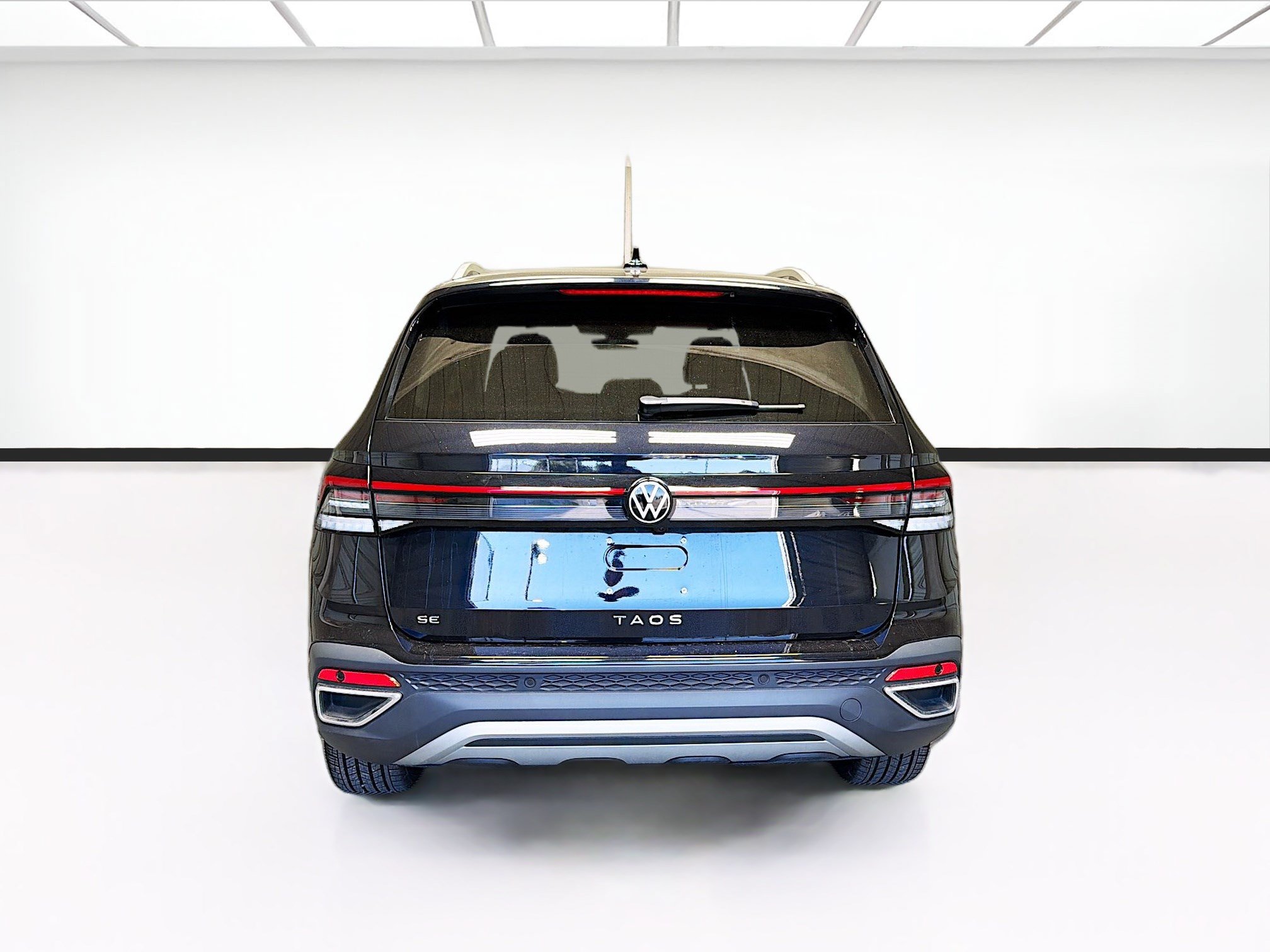 Used 2025 Volkswagen Taos SE w/ Black Wheel Package FWD image 5