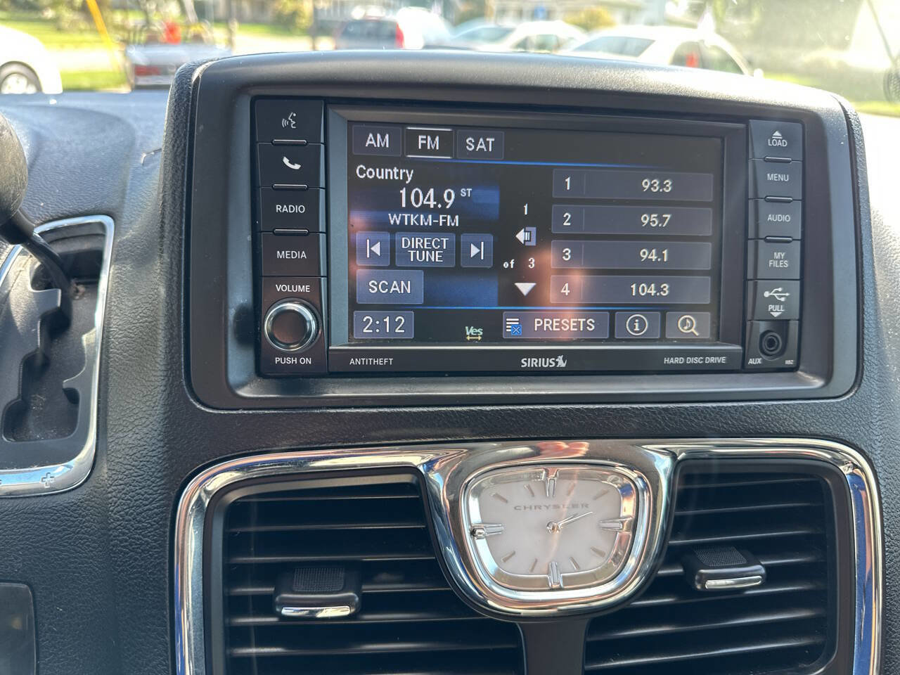 Used 2015 Chrysler Town & Country Touring image 21