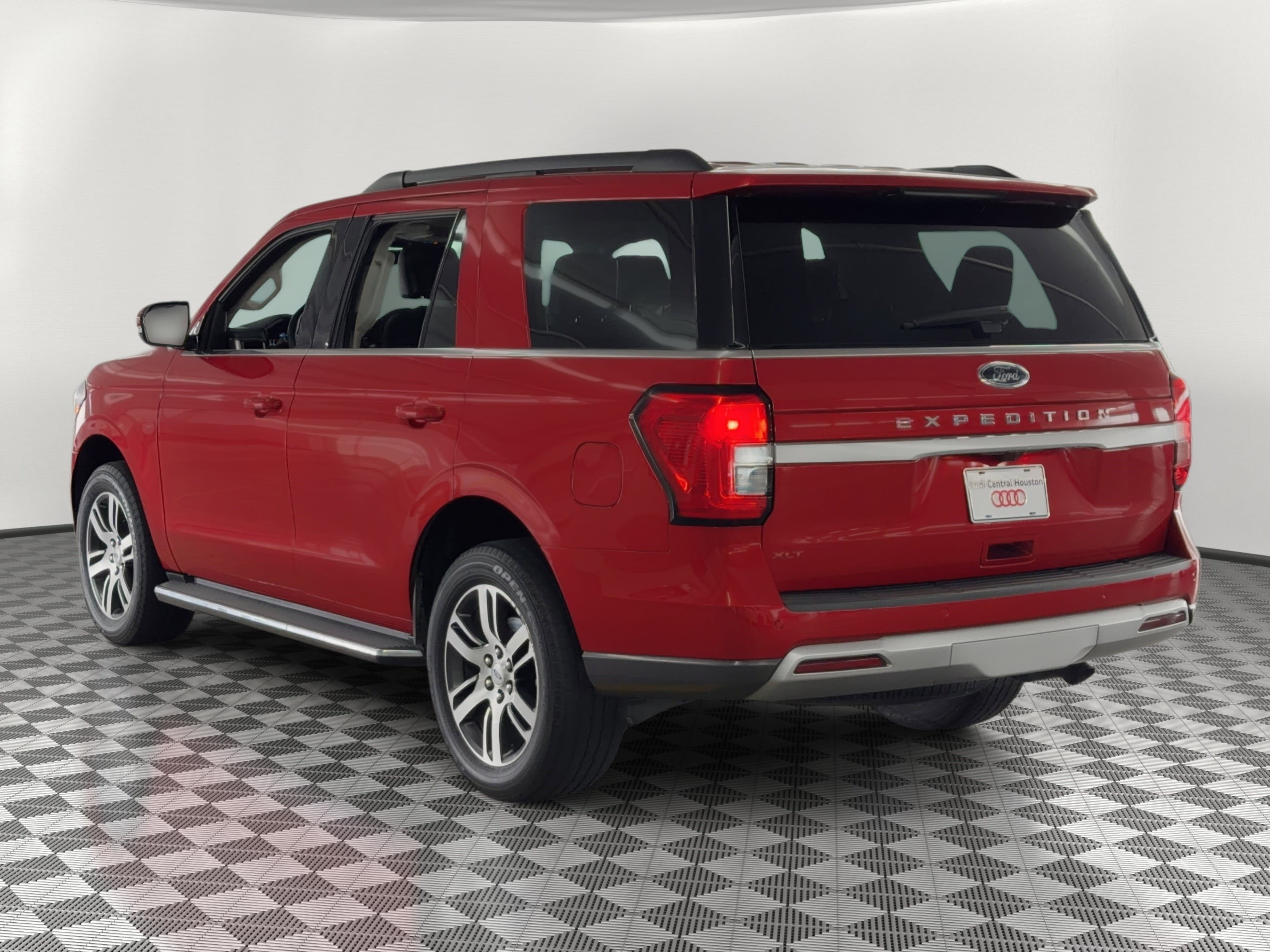 Used 2022 Ford Expedition XLT RWD image 3