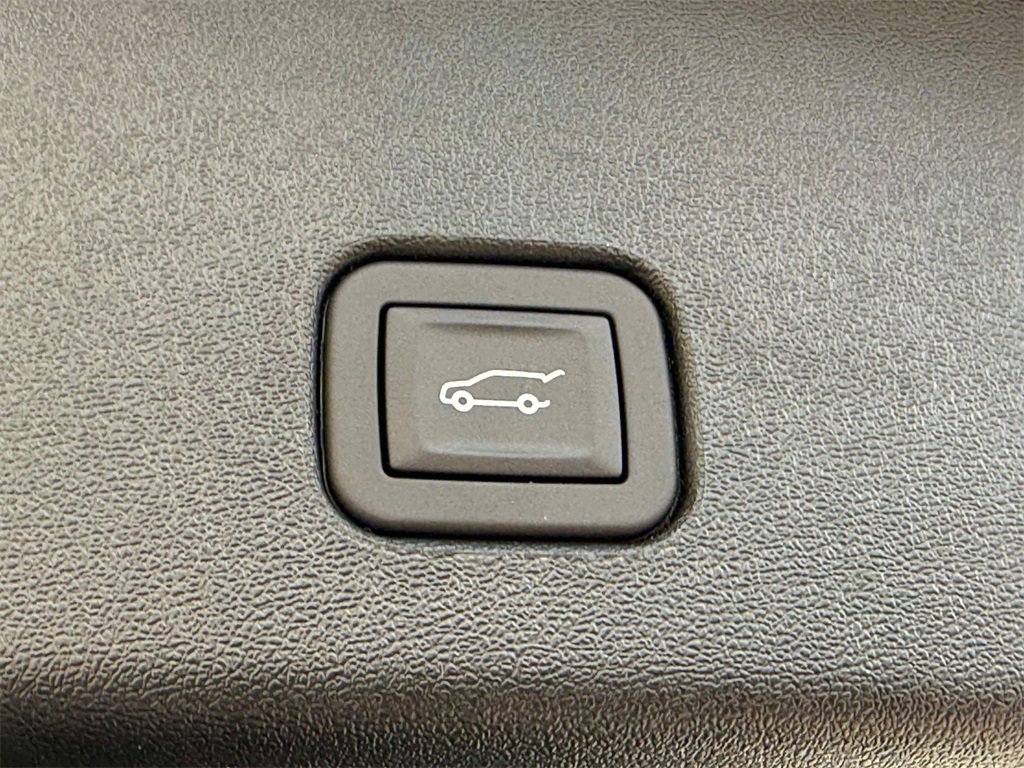 Used 2025 Cadillac Optiq Luxury 1 image 18
