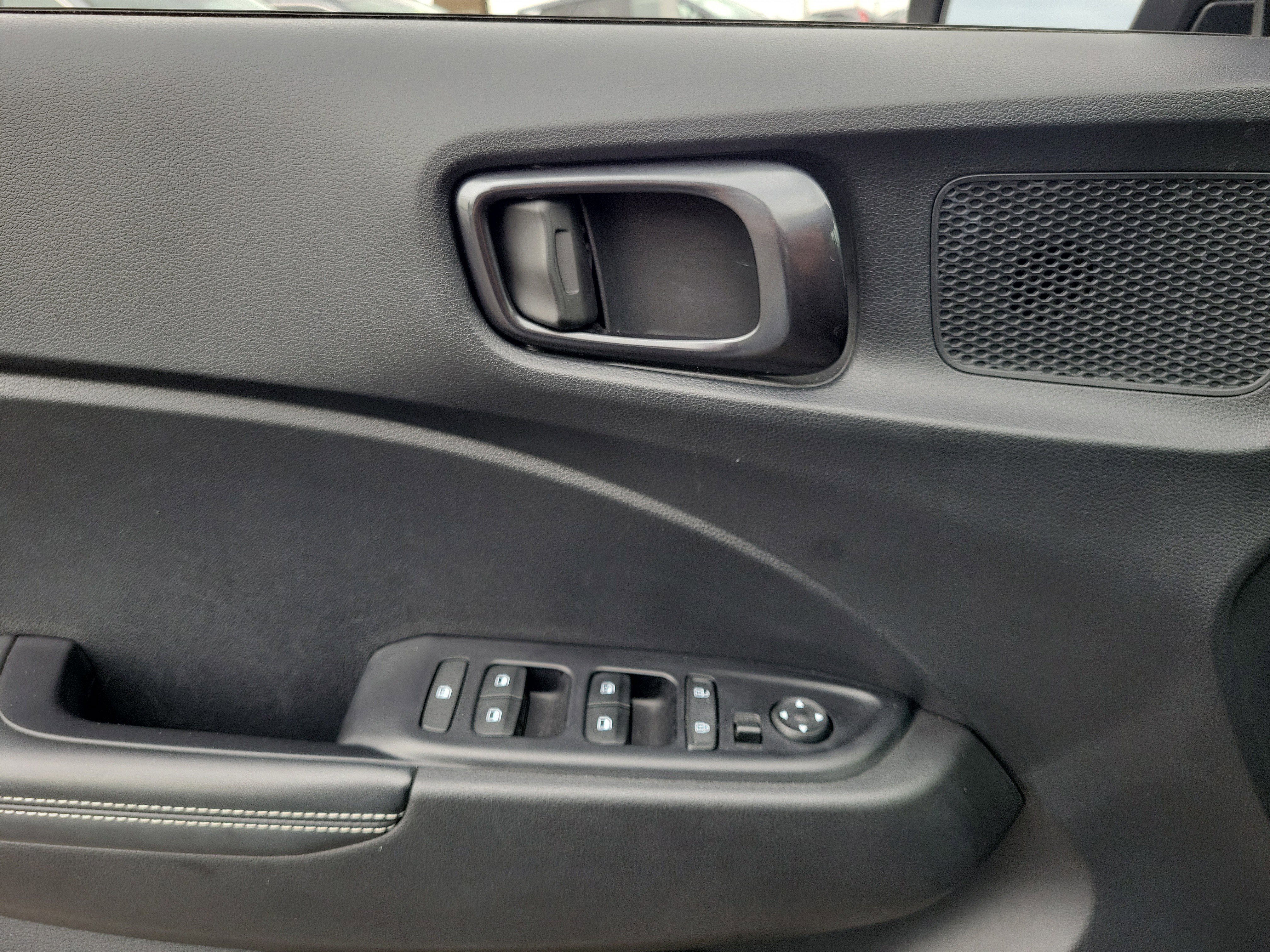 Used 2023 Hyundai Venue Limited FWD image 17