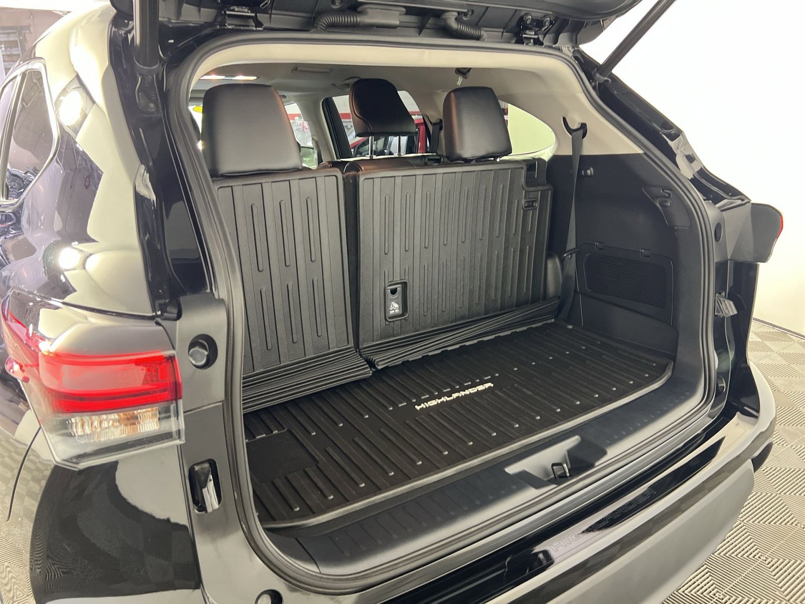 Used 2022 Toyota Highlander XLE AWD/4WD image 28