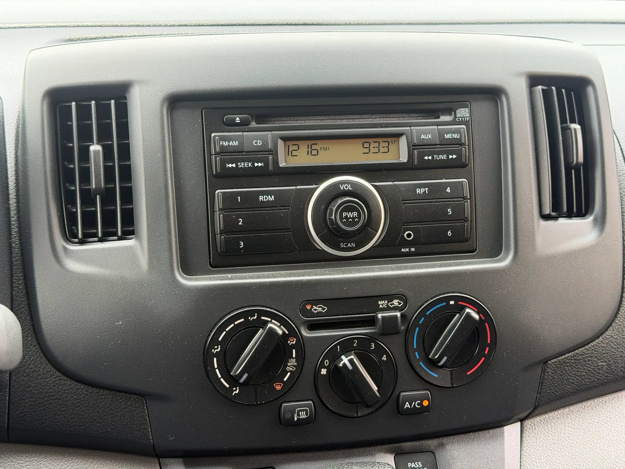 Used 2015 Nissan NV200 SV image 8