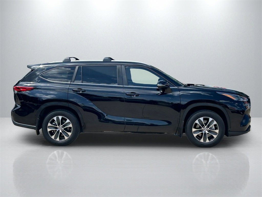 Certified 2023 Toyota Highlander XLE image 4