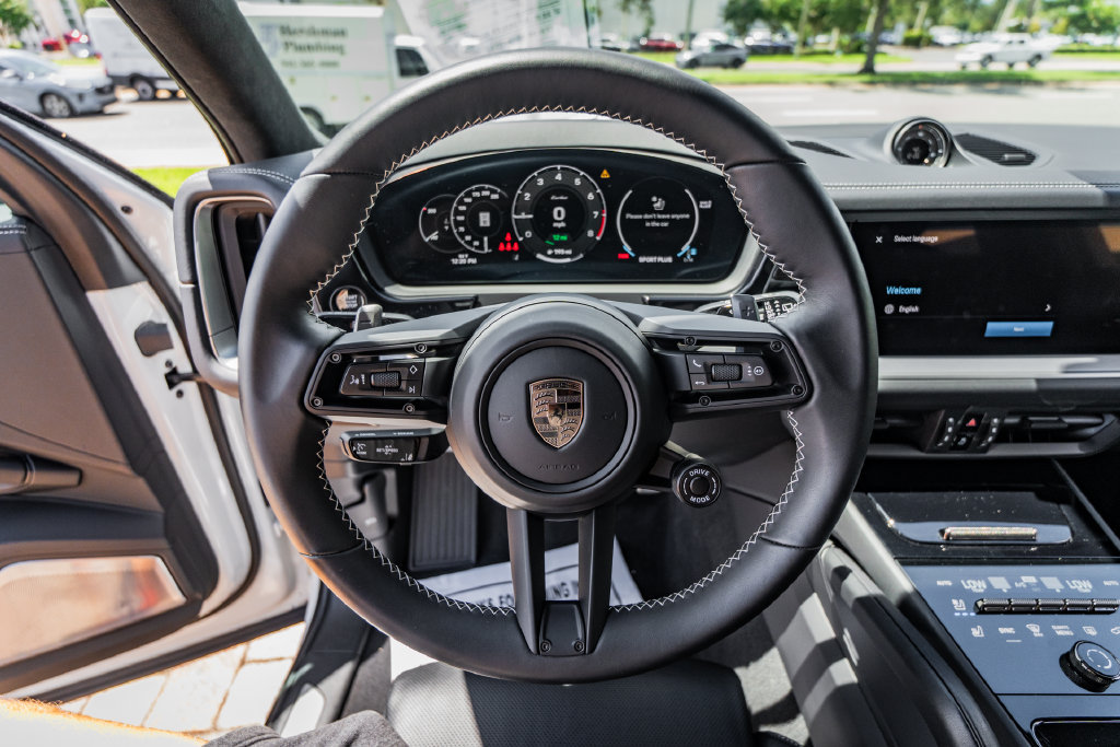 Used 2025 Porsche Cayenne Turbo AWD/4WD image 23