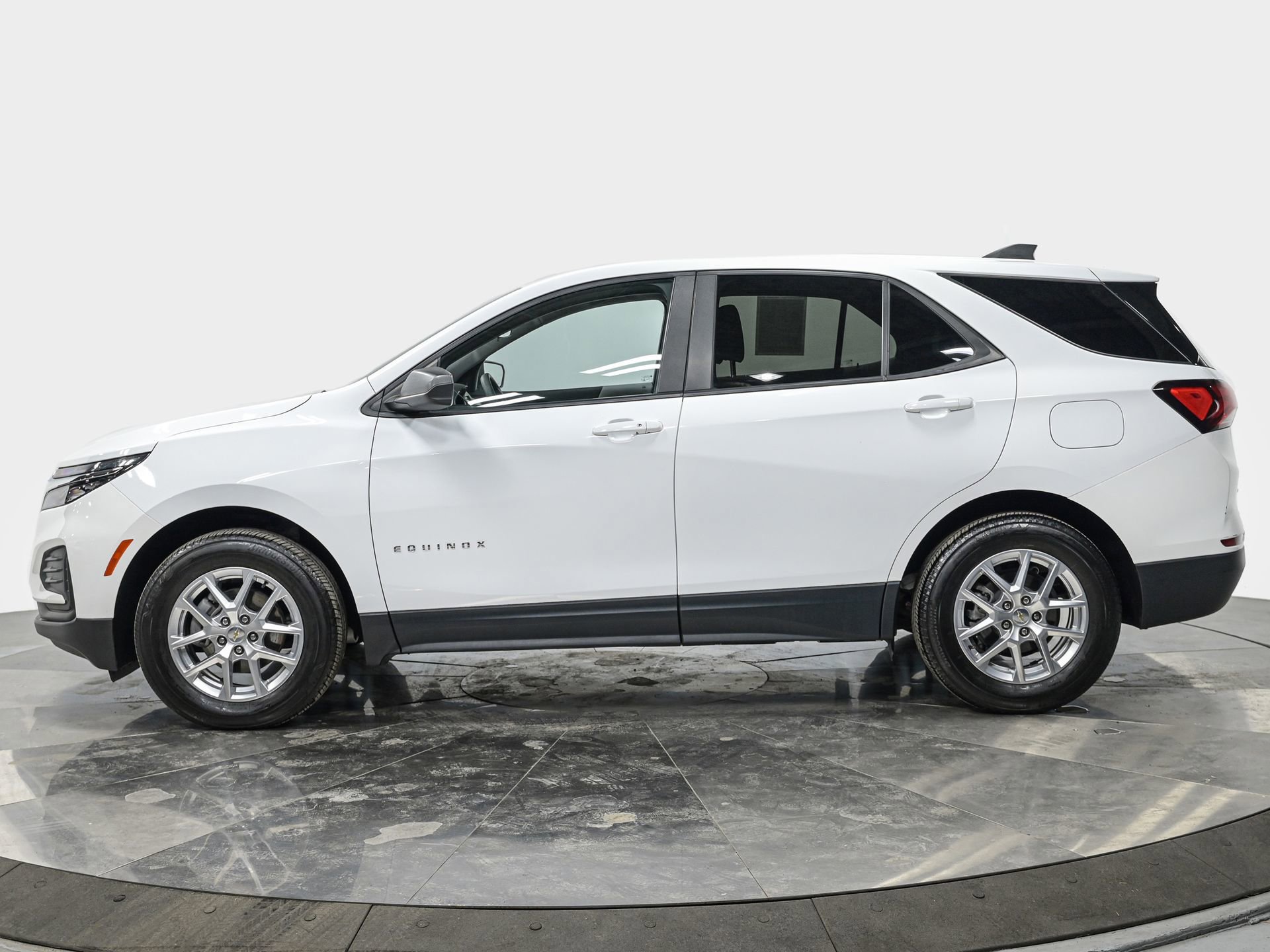 Used 2023 Chevrolet Equinox LS w/ LS Convenience Package image 2