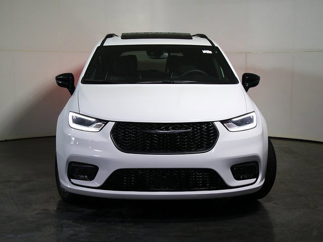 Used 2025 Chrysler Pacifica Limited image 9