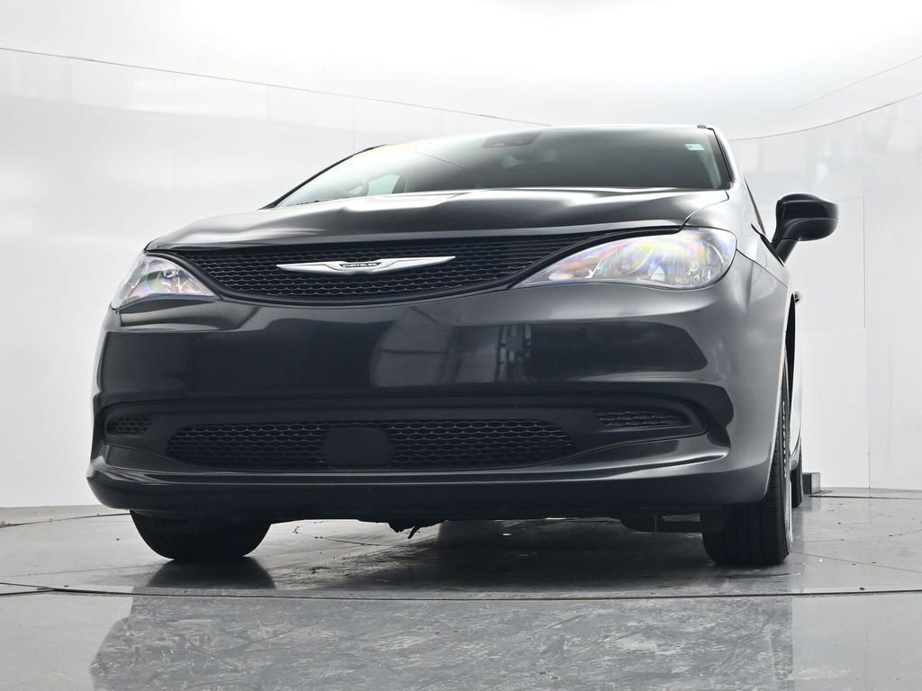 Used 2023 Chrysler Voyager LX image 42