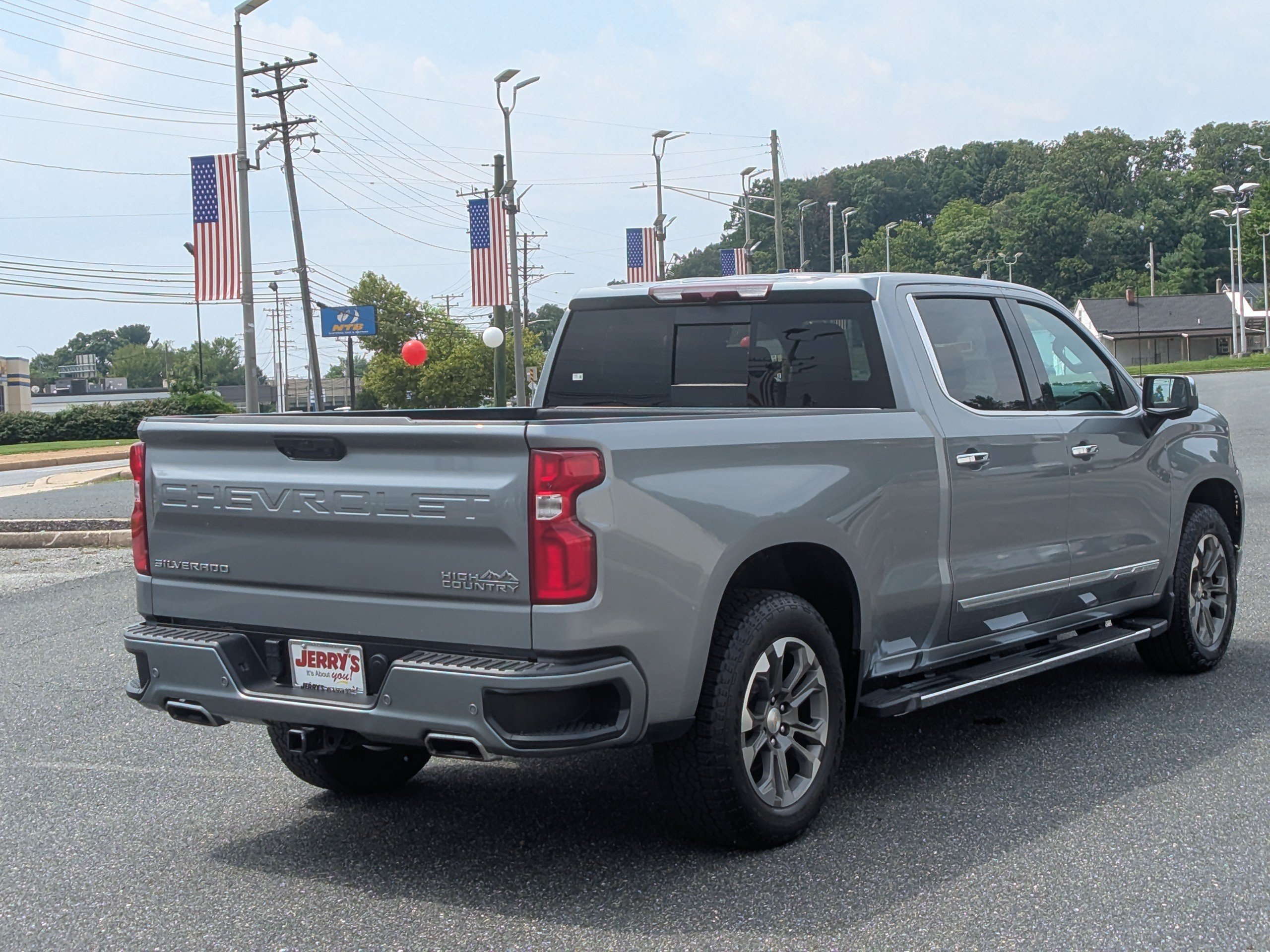 Used 2023 Chevrolet Silverado 1500 High Country w/ Z71 Off-Road Package AWD/4WD image 9
