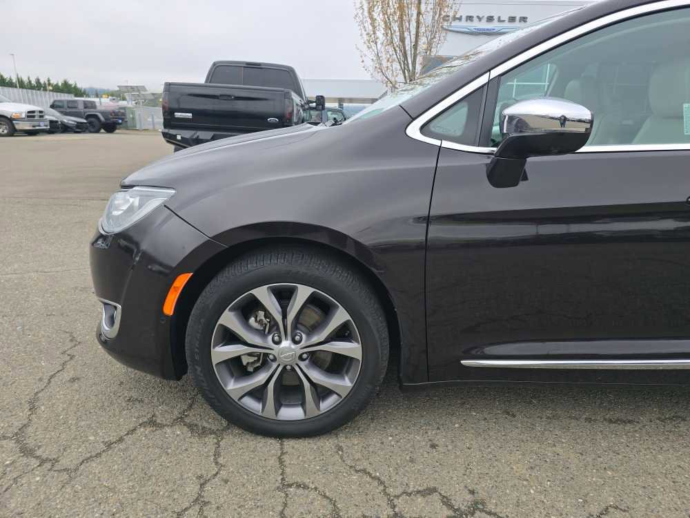 Used 2017 Chrysler Pacifica Limited w/ UConnect Theater Package image 19