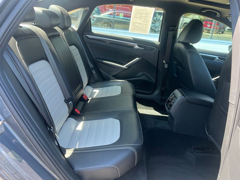 Used 2018 Volkswagen Passat 3.6 FWD image 18
