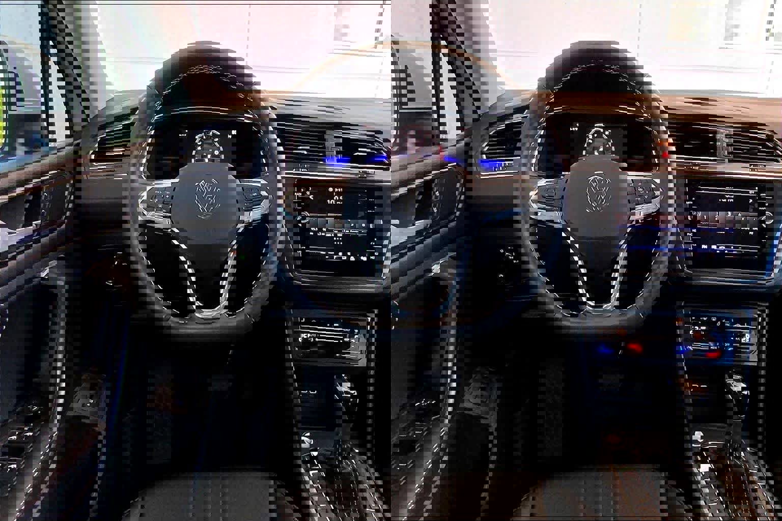 Used 2022 Volkswagen Tiguan SE w/ Panoramic Sunroof Package image 6