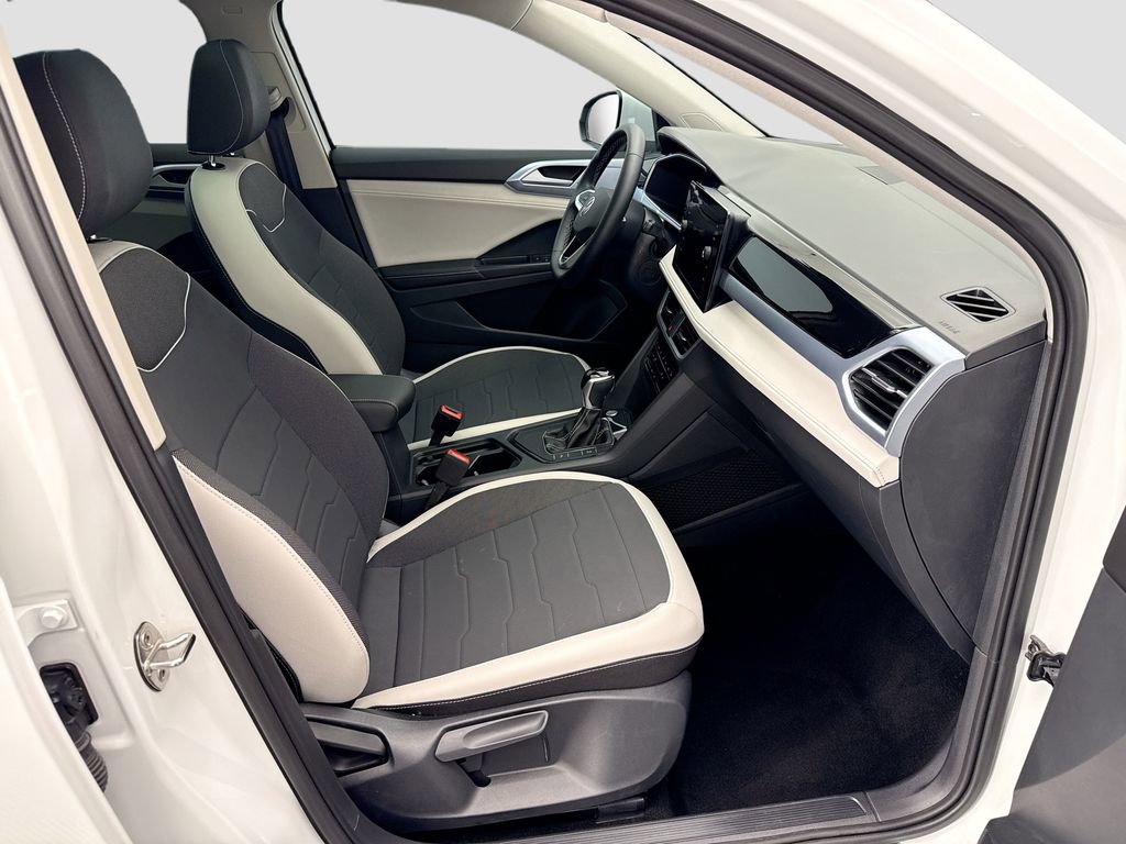 Used 2025 Volkswagen Taos SE w/ Panoramic Sunroof Package image 18