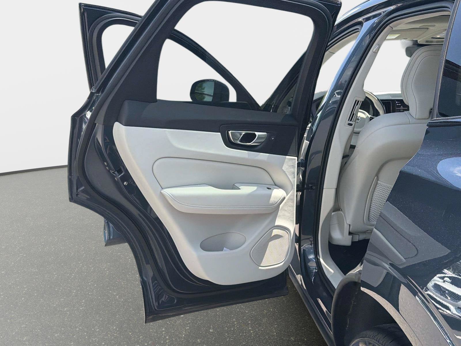Certified 2024 Volvo XC60 B5 Core w/ Protection Package Premier AWD/4WD image 13