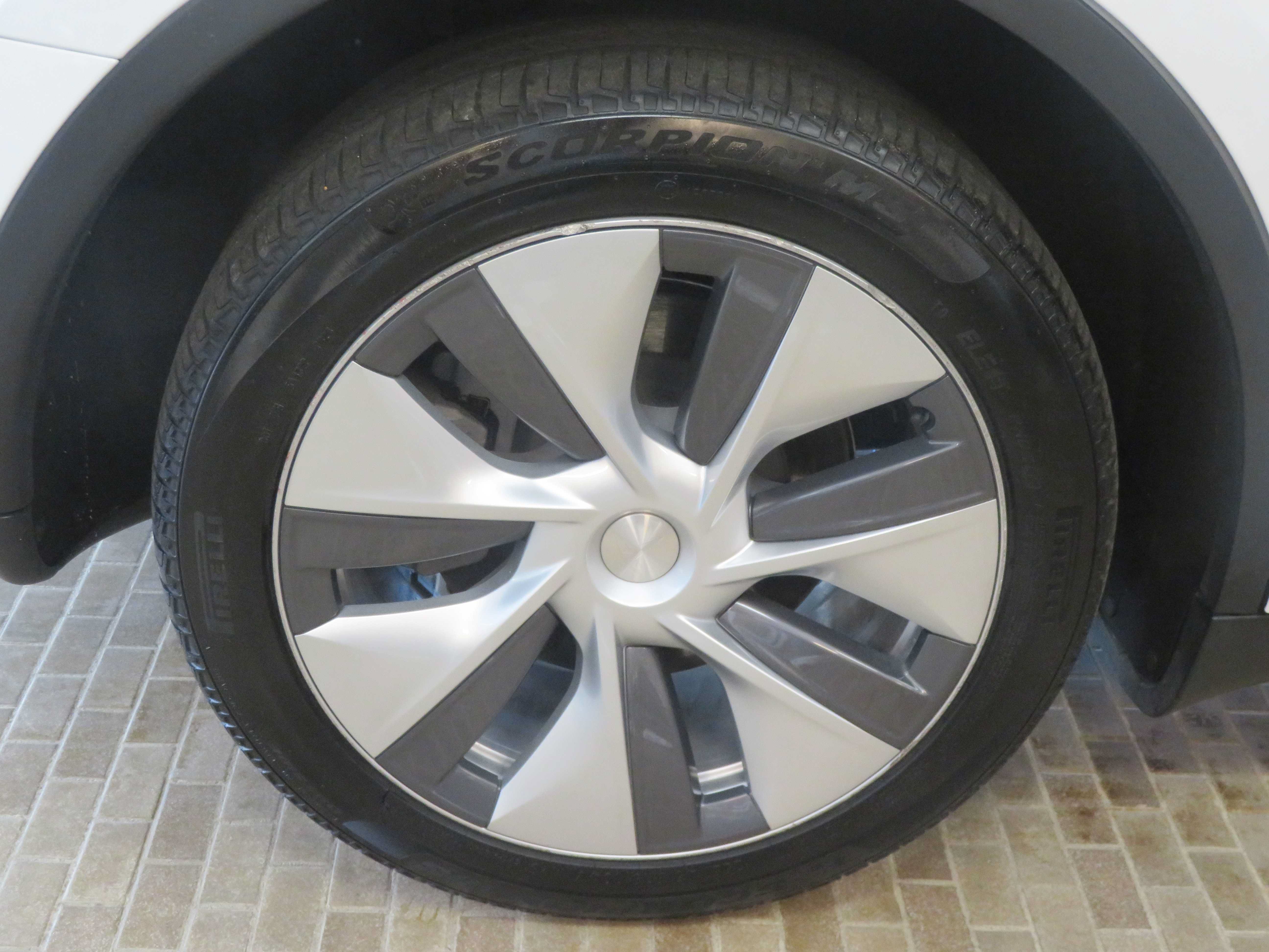 Used 2024 Tesla Model Y Long Range AWD/4WD image 9